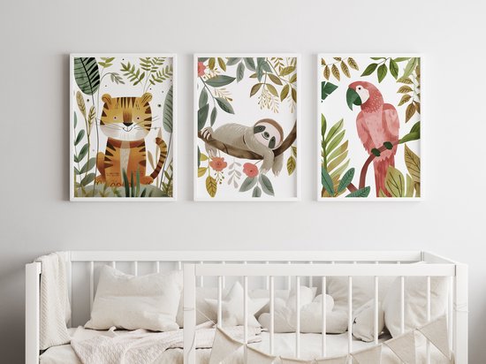 Trois affiches safari au-dessus d'un berceau blanc : tigre, paresseux sur une branche, perroquet rose, avec plantes et fleurs.
