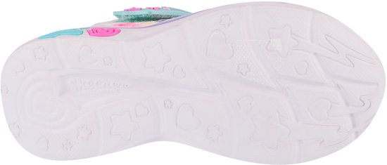 Onderkant van een mint sneaker met tie-dye print, met hartjes, sterren en Skechers logo.