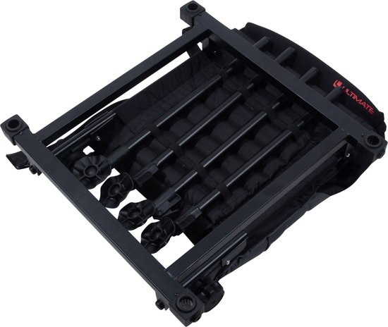 Gevouwen zwarte stoel met metalen frame en stoffen zitting.