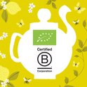 Illustratie van witte theepot met EU biologisch logo en B Corp certificering, met citroenen, bloemen, bijen en vlinders.
