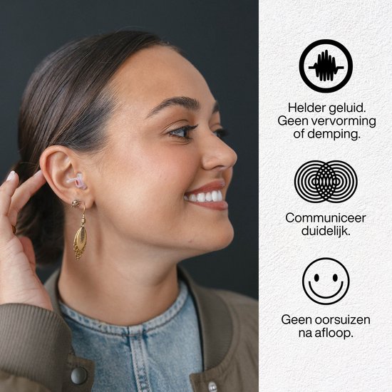 Vrouw met een EarPeace oordopje in haar oor. Iconen tonen helder geluid, communicatie en geen oorsuizen na afloop.