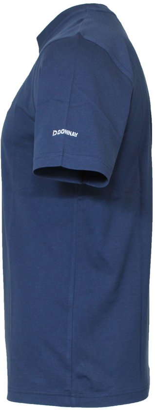 Zij-aanzicht van een donkerblauw Donnay T-shirt met logo op de mouw.