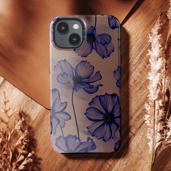 Bruin telefoonhoesje met bloemenprint op een houten achtergrond.