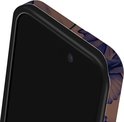 Een telefoonhoesje met een bruine achtergrond met een donkerblauwe bloemenprint. Het hoesje heeft een zwarte rand.