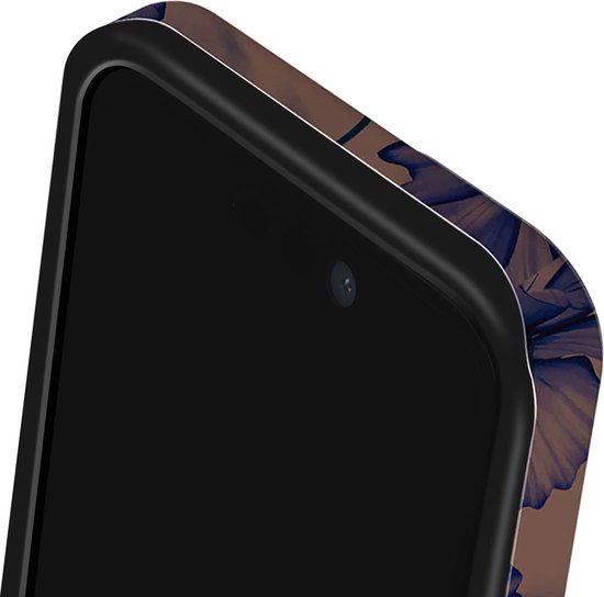 Een telefoonhoesje met een bruine achtergrond met een donkerblauwe bloemenprint. Het hoesje heeft een zwarte rand.