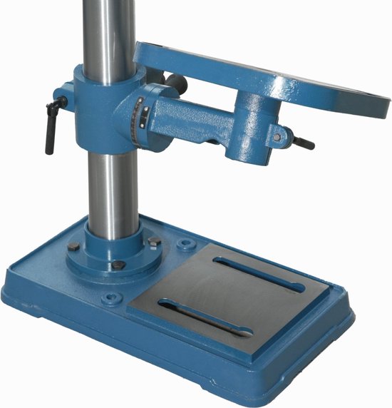 Blauwe metalen voet met sleufgaten voor een boorstandaard.