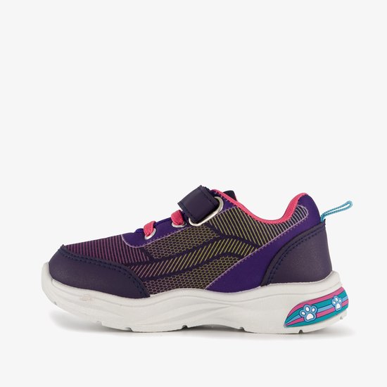 Paarse sneaker met patroon, klittenband, roze voering en pootafdrukjes op de zool.
