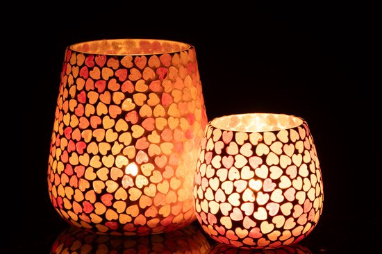 Set van twee glazen theelichthouders met mozaïek van roze en oranje hartjes, met warm licht dat erdoorheen schijnt.