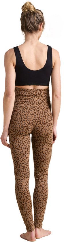 Model van achteren gezien in bruine legging met luipaardprint en zwarte sportbeha.