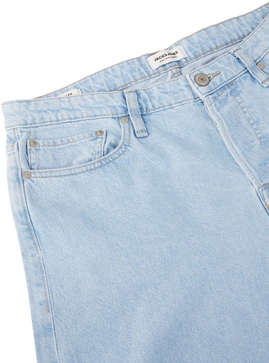 Close-up van de voorkant van een lichtblauwe spijkerbroek met Jack & Jones label.