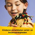 Een jong meisje in een gele hoodie houdt een LEGO spin vast met een geel koordje.