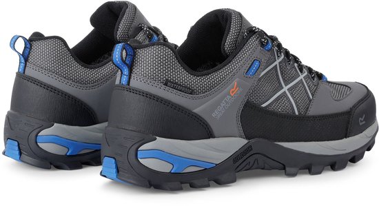 Grijze wandelschoenen met blauwe accenten, bekeken vanaf de achterkant.