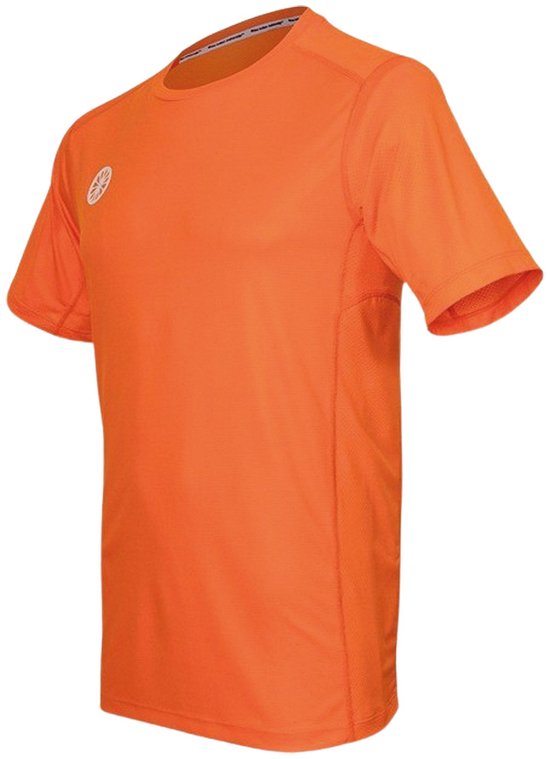 Oranje sportshirt met korte mouwen en een logo op de linkerborst.