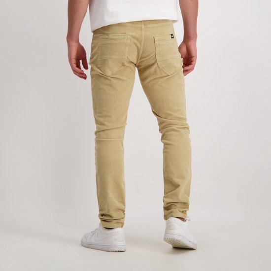 Achterkant van beige corduroy jeans met opgestikte zakken.