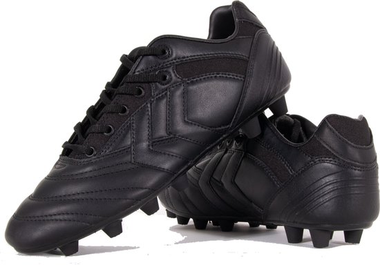 Zwarte voetbalschoenen met veters, zij-aanzicht.