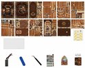 Onderdelen en gereedschappen voor het bouwen van een miniatuurwinkel, inclusief houten panelen, stickers en een raam met glas-in-lood-look.