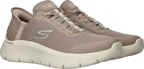 Paar taupe Skechers GOwalk Flex instappers met 'Slip-ins' en zilverkleurig GOwalk logo.