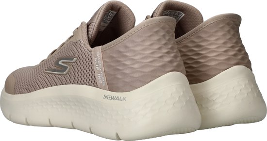 Achterkant van taupe Skechers GOwalk Flex instappers met 'Slip-ins' logo en textuur op de hiel.