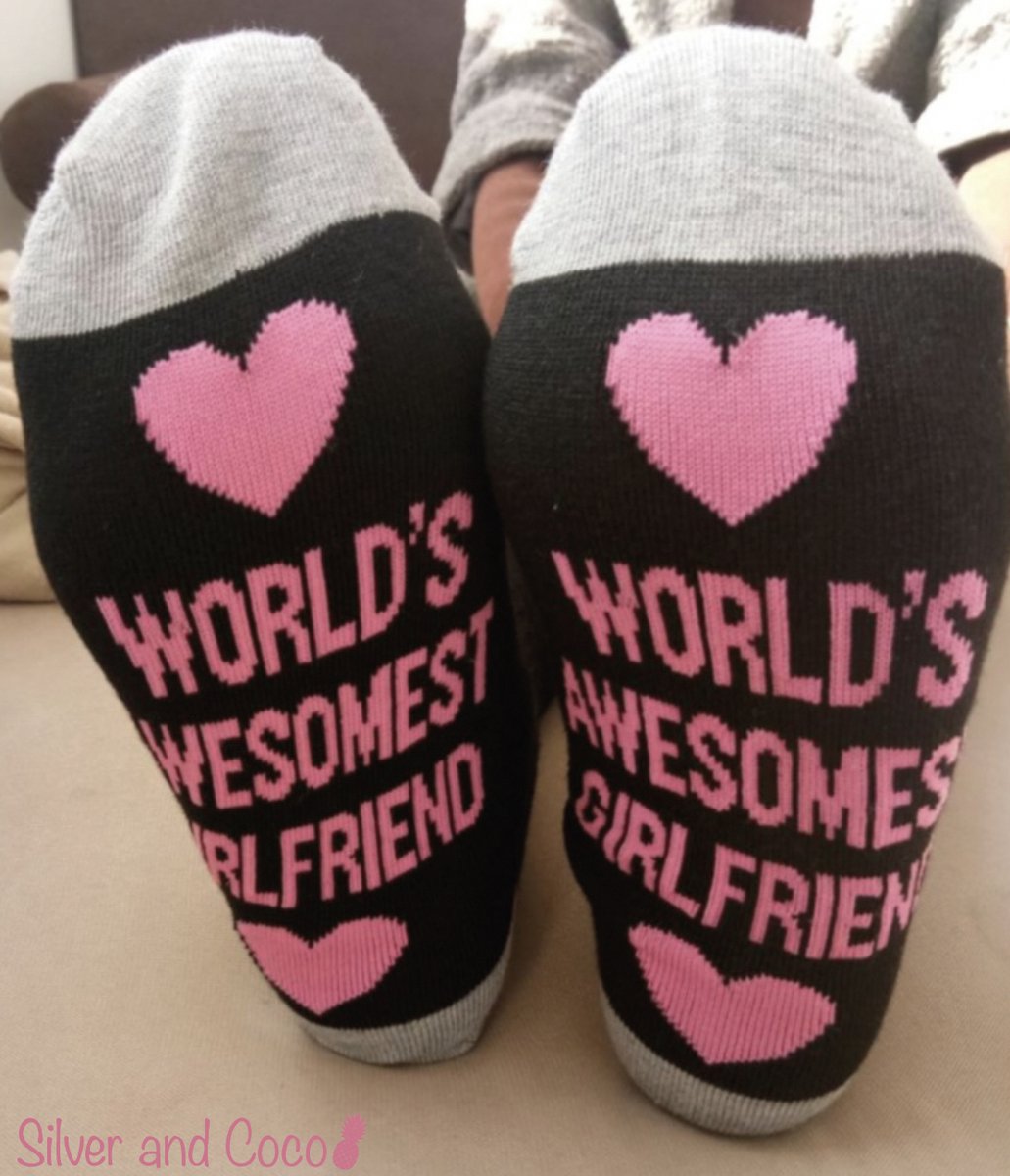 SilverAndCoco - Girlfriend / Gekke Vrolijke Sokken Foute Kleding / Leuke Happy Grappige Valentijn Dikke Warme Dames Socks / Verjaardag Sok Outfit Katoen / Vrouwen Valentijns cadeau voor haar met Tekst Vriendin Liefde - World's Awesomest Girlfriend