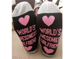 SilverAndCoco - Girlfriend / Gekke Vrolijke Sokken Foute Kleding / Leuke Happy Grappige Valentijn Dikke Warme Dames Socks / Verjaardag Sok Outfit Katoen / Vrouwen Valentijns cadeau voor haar met Tekst Vriendin Liefde - World's Awesomest Girlfriend