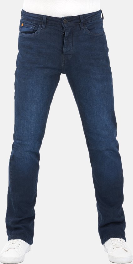 Donkerblauwe bootcut spijkerbroek van Riverso voor heren, gedragen met witte sneakers.