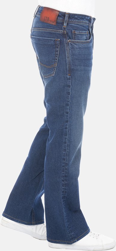 Zijaanzicht van blauwe denim jeans met bootcut pasvorm, gedragen door een model.