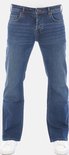 Blauwe denim jeans met bootcut pasvorm, gedragen door een model met witte sneakers.