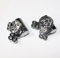 Twee zilverkleurige toiletbril scharnieren met ronde draaiplaten.