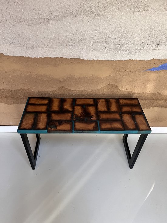 Epoxy salontafel / kunstobject - houten spoorbielzen in turquoise epoxy met gecoat stalen frame
