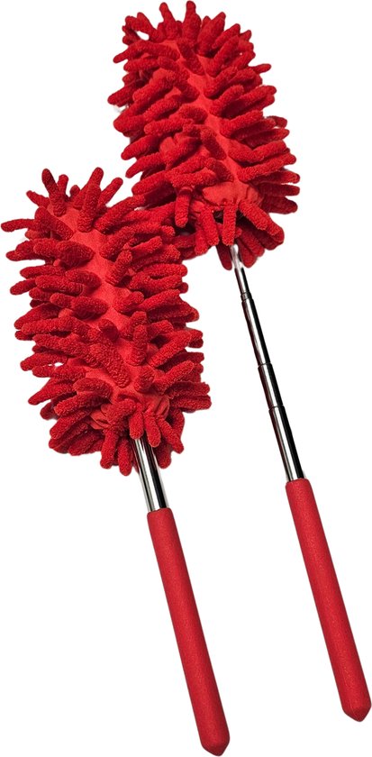 Twee rode microvezel plumeaus met uitschuifbare stelen en rode handvatten.