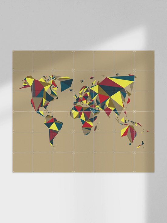 Carte du monde abstraite avec des motifs géométriques en rouge, jaune, bleu et marron sur fond taupe.