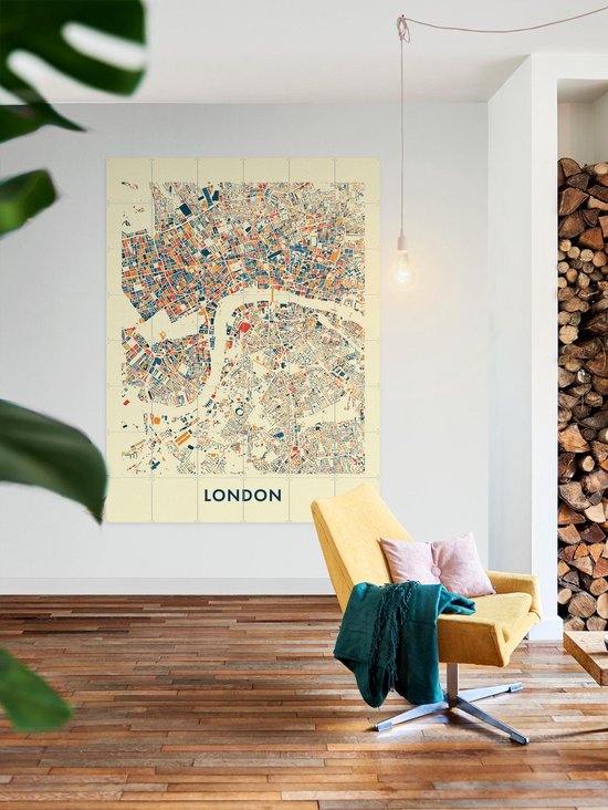 Une carte colorée de Londres avec des rues rouges, bleues et oranges sur fond jaune clair.