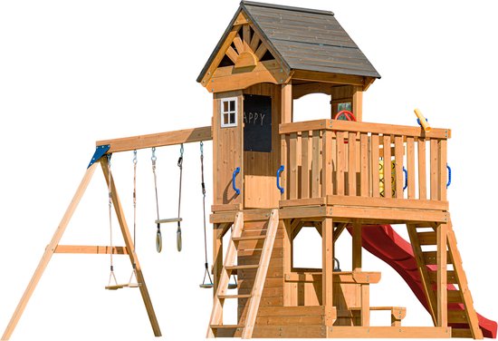 Houten speeltoestel met dubbele schommel, trapeze, klimmuur en rode glijbaan, op witte achtergrond.