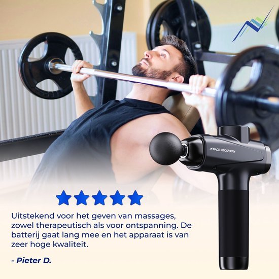 Man tilt gewichten op in een sportschool, met een zwarte massage gun ernaast. Tekst: 'Uitstekend voor het geven van massages...'.
