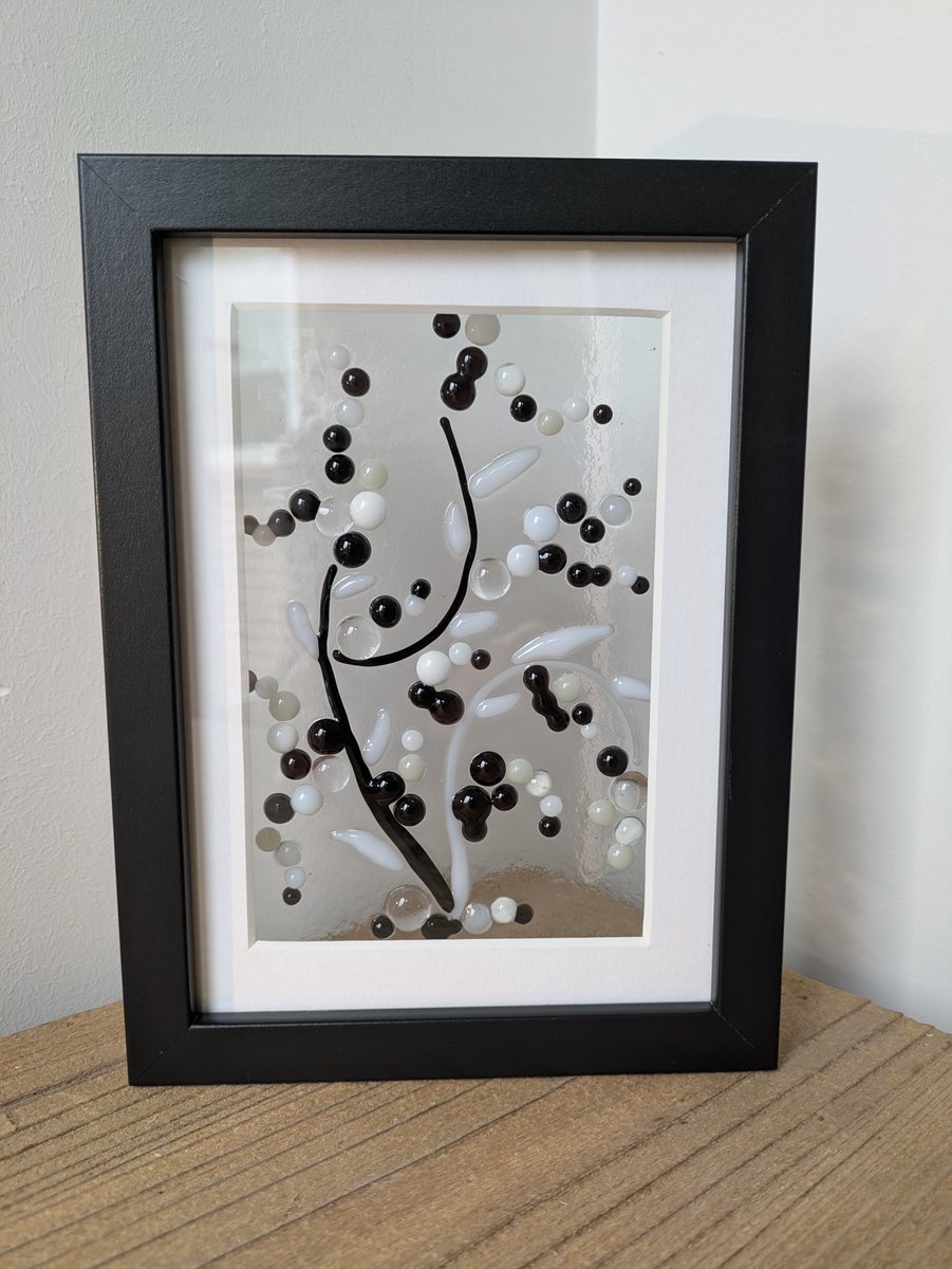 Handgemaakt schilderijtje met een thema van glas in een lijst, LENTE met zwarte dots