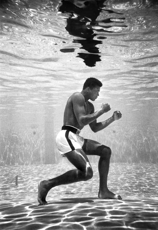 Muhammad Ali Poster | Zwart|Wit Poster | Onderwater Poster | Bokser Poster | Legende Poster | Sport Poster | Atleet Poster | 50x70cm | Wanddecoratie | Muurposter | S5136WV | Geschikt om in te lijsten