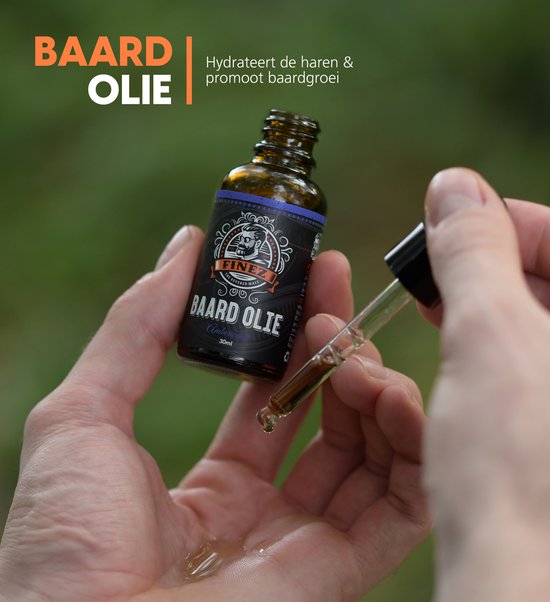 Handen houden een Finez Baardolie Amberwood fles met druppelaar. Tekst: 'Baardolie - Hydrateert de haren & promoot baardgroei'.