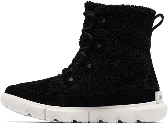 Zwarte Sorel snowboot met witte zool, teddy-achtige schacht en veters.