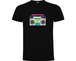 Zwart T-Shirt met “Kleurrijke Ghetto Blaster – jaren 80 – Strak – Retro – Herinneringen – Good Vibes – Muziek “ Print Full Color Maat 4XL