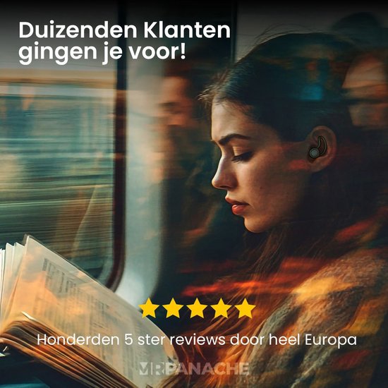 Vrouw leest in een trein met MR. PANACHE oordopjes in, genietend van rust en stilte.