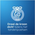 Een symbool van een doorgekruiste kraan, wat aangeeft water besparen. Tekst: Draai de kraan dicht tijdens het tandenpoetsen.