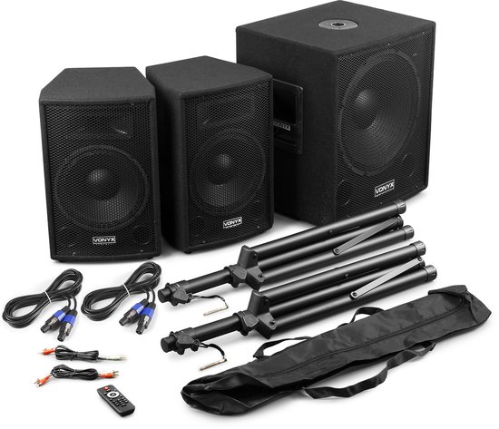 Zwarte Vonyx subwoofer, twee actieve luidsprekers, twee luidsprekerstandaards, draagtas, kabels en afstandsbediening.