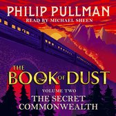 Boekillustratie: Trein op een brug bij zonsondergang, met titel 'The Book of Dust Volume Two The Secret Commonwealth' door Philip Pullman.