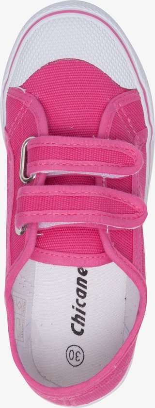 Bovenaanzicht roze canvas sneaker met klittenbandsluiting en witte zool.