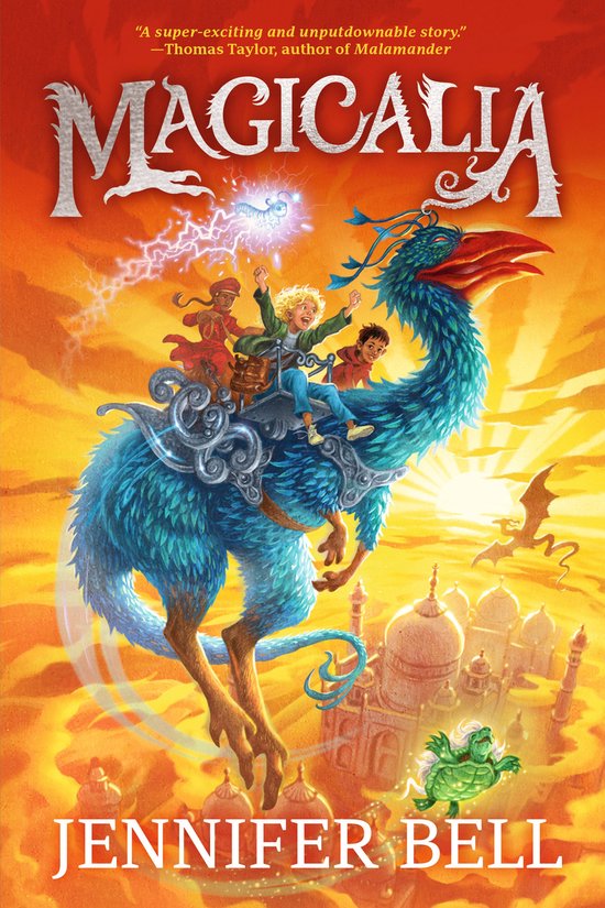 Boekcover MAGICALIA van JENNIFER BELL. Drie kinderen rijden op een blauwe vogelachtige dinosaurus, met een paleis en draken op de achtergrond. De titel MAGICALIA staat bovenaan.