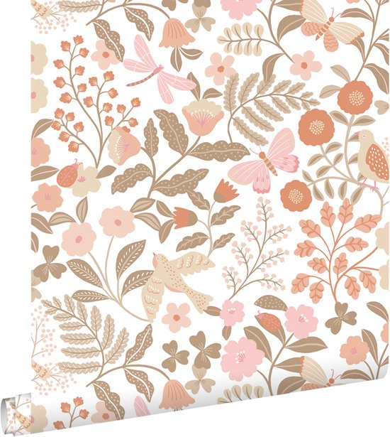 Rol behang met een dessin van roze en koraalkleurige bloemen, bladeren, libel, vlinders en vogeltjes in terracotta en taupe.