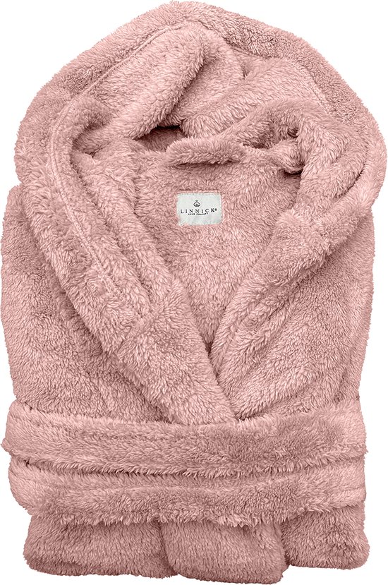 Peignoir rose en polaire teddy avec capuche, plié et noué par une ceinture.