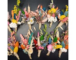 10 kleurrijke en verschillende corsages van droogbloemen in allerlei kleuren - bruiloft - trouwen - feest - corsagebloem - bloemcorsage - corsage met droogbloemen - bohemian - huwelijk