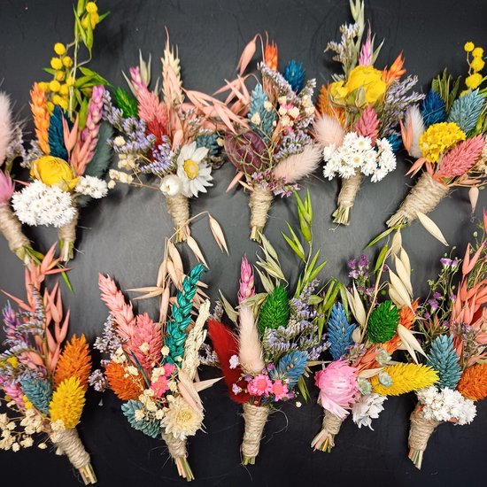 10 kleurrijke en verschillende corsages van droogbloemen in allerlei kleuren - bruiloft - trouwen - feest - corsagebloem - bloemcorsage - corsage met droogbloemen - bohemian - huwelijk