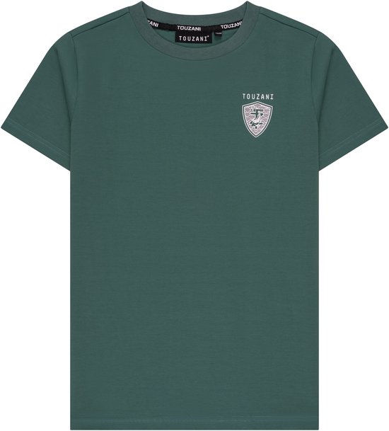 Donkergroene T-shirt met een wit logo op de linkerborst en merknaam op de kraag.